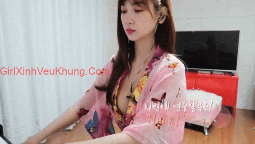 Thả rông vòng một với kimono nữ youtube gây sốt